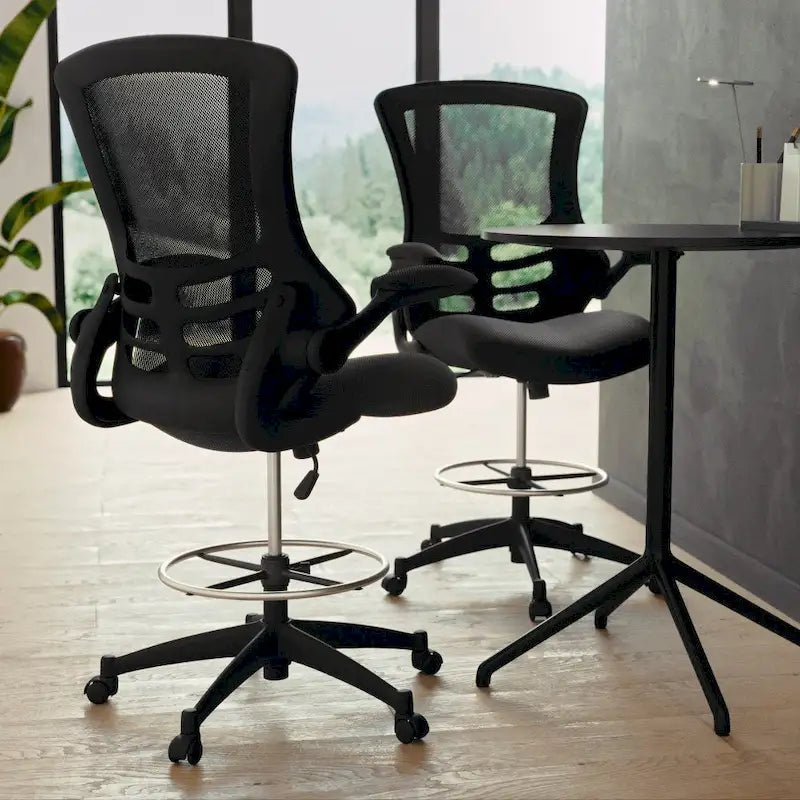 Chaise de dessinateur à dossier mi-haut en maille noire et cadre noir avec accoudoirs rabattables, 1 personne
