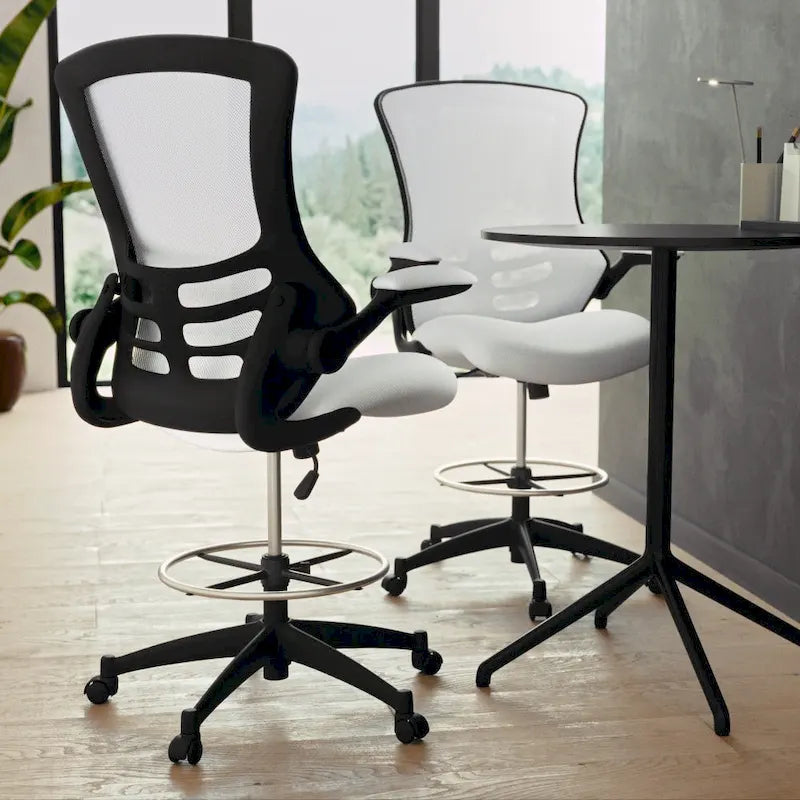 Chaise de dessinateur à dossier mi-haut en maille noire et cadre noir avec accoudoirs rabattables, 1 personne